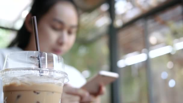 Mujer Atractiva Sentada Usando Smartphone Para Relajarse Café Durante Las — Vídeo de stock