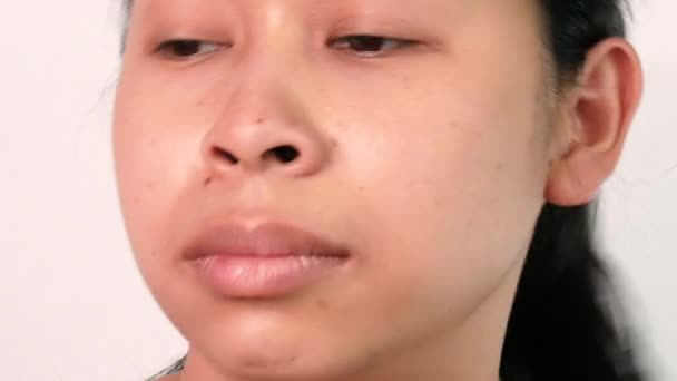 Asiatisk Kvinna Bär Ansiktsmask För Skydd Mot Luftföroreningar Eller Virus — Stockvideo