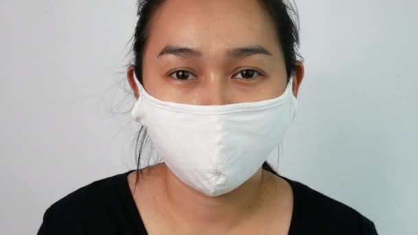 生病的妇女戴着面罩咳嗽 以防止空气污染或白色背景的病毒传播 保健概念 — 图库视频影像