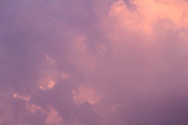 Sıcak yaz gününde bulutlu güzel gün batımı gökyüzü. Doğa arkaplanı.