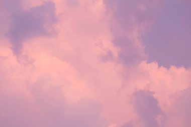 Sıcak yaz gününde bulutlu güzel gün batımı gökyüzü. Doğa arkaplanı.