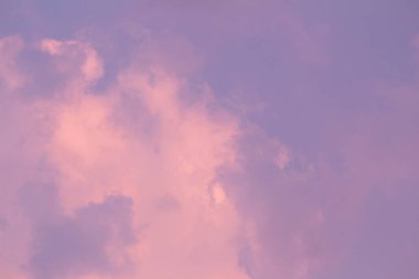 Sıcak yaz gününde bulutlu güzel gün batımı gökyüzü. Doğa arkaplanı.