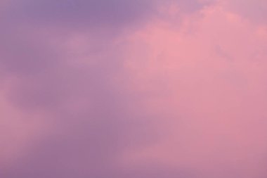 Sıcak yaz gününde bulutlu güzel gün batımı gökyüzü. Doğa arkaplanı.