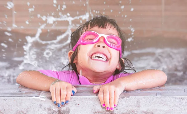 안경을 귀여운 수영장에서 재미를 어린이들은 무더운 여름날 활동을 즐긴다 — 스톡 사진