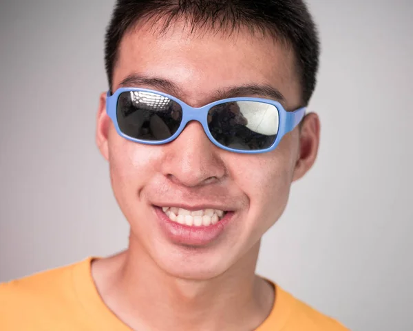 Közelkép Egy Fiatal Jóképű Tinédzser Fiúról Sárga Hosszú Ujjú Pólóban — Stock Fotó