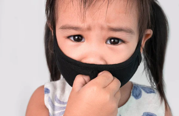 白い背景に大気汚染やウイルスの流行から保護するために顔マスクを身に着けているアジアの子供の少女の肖像画 ヘルスケアの概念 — ストック写真