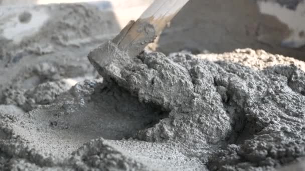 Οικοδόμος Σοβατζής Χρησιμοποιούν Μια Τσάπα Για Μικτή Τσιμέντο Και Άμμο — Αρχείο Βίντεο