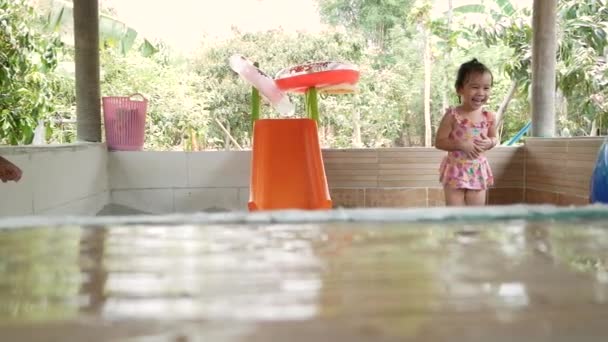 Schattig Klein Aziatisch Kind Meisje Spelen Een Blauwe Gym Bal — Stockvideo