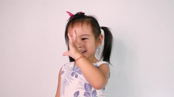 快乐的亚洲小女孩 的肖像 她在白色背景下一边跳舞一边唱歌 小鲨鱼 幸福家庭和童年的概念 — 图库视频影像