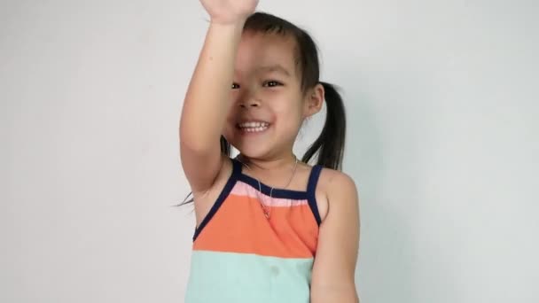 Retrato Menina Asiática Feliz Desfrutando Com Dança Cantar Música Bebê — Vídeo de Stock