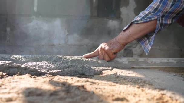 Robotnik Budowlany Lub Tynkarz Wylewa Cement Budowlany Podłogę Wyrównuje Podłoże — Wideo stockowe