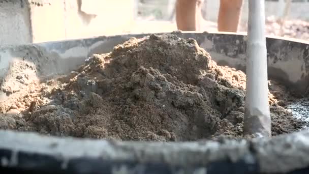 Stavební Dělník Nebo Sádrokarton Používají Motyku Smíšený Cement Písek Plastovém — Stock video