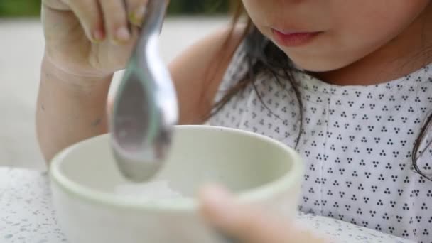 Linda Niña Asiática Comiendo Postres Albóndigas Tailandesas Bualoy Con Leche — Vídeos de Stock