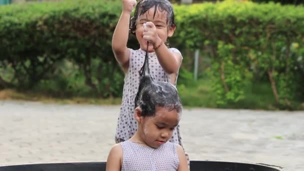 Feliz Irmãos Menina Lavando Seu Cabelo Banheira Plástico Quintal Crianças — Vídeo de Stock