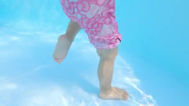 Primo Piano Gambe Bambina Asiatica Che Gioca Piscina Con Famiglia — Video Stock