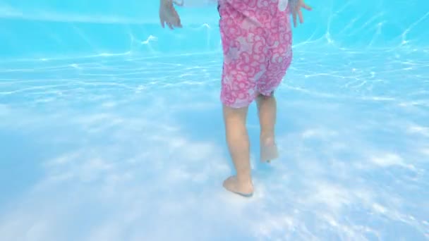 与家人一起在游泳池里玩耍的亚洲小女孩的特写腿 度假期间的家庭生活方式 — 图库视频影像