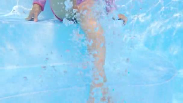在水下场景中 年轻女子的腿在酒店休息区的游泳池里泼水 度假放松的概念 — 图库视频影像