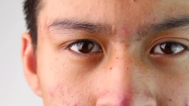 Primer Plano Los Ojos Del Adolescente Asiático Confiado Fondo Blanco — Vídeos de Stock