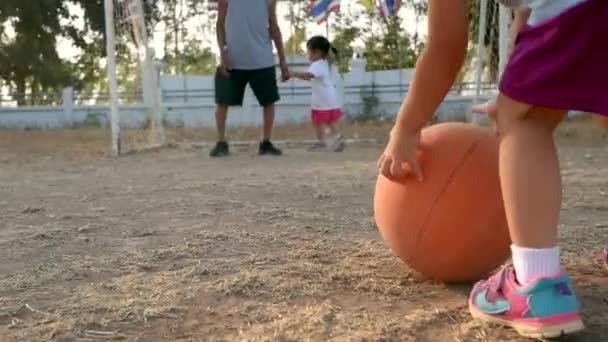 Aziatische Familie Plezier Hebben Samen Voetballen Een Zomerpark Begrip Gelukkig — Stockvideo