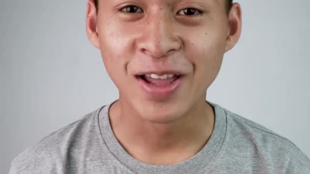 Azji Nastolatek Facet Szary Shirt Podekscytowany Zadowolony Tego Zobaczył Przodu — Wideo stockowe