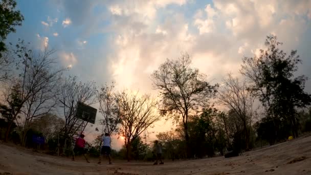 屋外の遊び場で一緒にバスケットボールをしている幸せなアジアの家族のタイムラプスビデオ 健康的なライフスタイルとヘルスケアのコンセプト — ストック動画