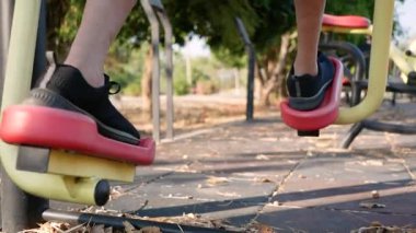 Güneşli bir günde halka açık bir parkta spor kıyafetleri içinde spor giysileri içinde spor yapan Asyalı son sınıf öğrencilerinin bacaklarını kapatın. sağlıklı yaşam tarzları konsepti.