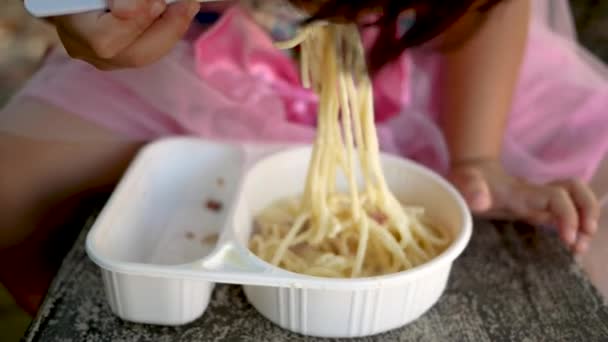 Linda Niña Asiática Comiendo Espaguetis Carbonara Con Tenedor Mesa Jardín — Vídeos de Stock