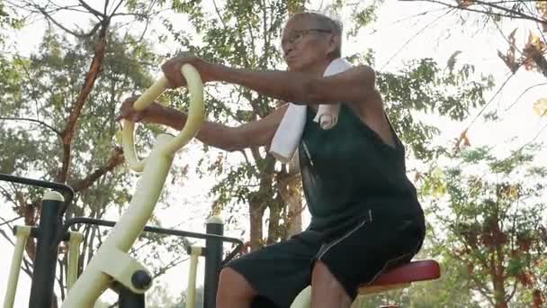 Uomo Anziano Asiatico Abiti Sportivi Che Esercitano Una Buona Salute — Video Stock