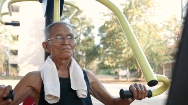 Asiatischer Senior Sportlicher Kleidung Trainiert Sonnentag Auf Outdoor Fitnessgeräten Einem — Stockvideo