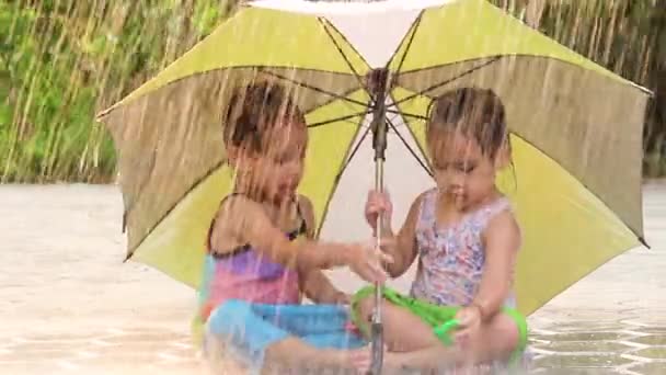 Irmãos Alegres Menina Divertindo Chuva Com Guarda Chuva Quintal Crianças — Vídeo de Stock