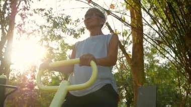 Spor elbiseli Asyalı son sınıf öğrencisi güneş ışığı gününde halka açık bir parkta sağlık için spor yapıyor. sağlıklı yaşam tarzları konsepti.