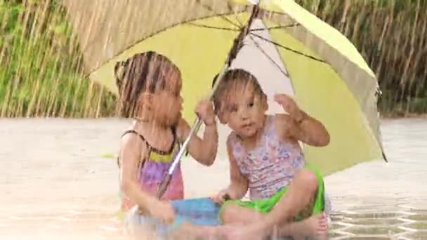 Neşeli Küçük Kardeşler Arka Bahçede Şemsiyeyle Yağmurda Eğleniyorlar Çocuklar Sıcak — Stok video