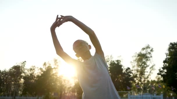 Aziatische Senior Man Stretching Voordat Joggen Het Park Zonsondergang Hemel — Stockvideo