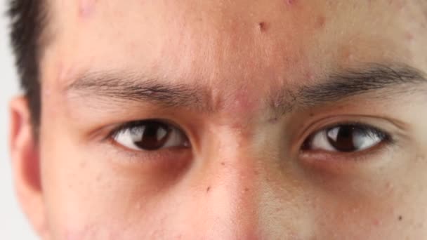 自信に満ちたアジアのティーン男の目のクローズアップ上の白い背景 — ストック動画