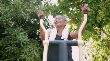 Spor elbiseli Asyalı son sınıf öğrencisi güneş ışığı gününde halka açık bir parkta sağlık için spor yapıyor. sağlıklı yaşam tarzları konsepti.