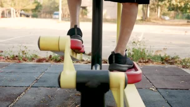 在阳光普照的日子 让身穿运动服的亚洲老人在公园里的户外健身设备上锻炼 让他们的腿保持健康 健康生活方式概念 — 图库视频影像