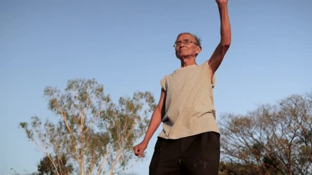 Hombre Mayor Asiático Estirándose Antes Correr Parque Sobre Fondo Del — Vídeos de Stock