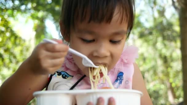 Carino Asiatico Bambino Ragazza Mangiare Spaghetti Carbonara Con Forchetta Tavola — Video Stock