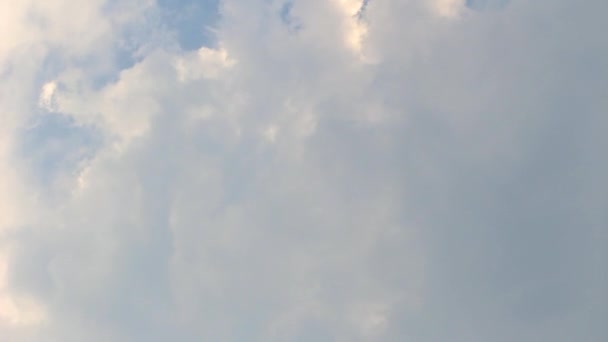 美丽的蓝天闪烁着白云 自然天空背景 — 图库视频影像