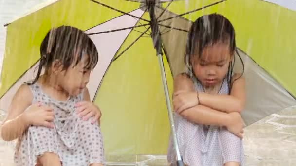 Fratelli Bagnati Bambina Seduta Abbracciare Ginocchia Sotto Ombrello Una Giornata — Video Stock