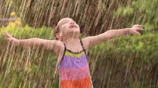 Милая Маленькая Девочка Веселится Дождём Заднем Дворе Дети Наслаждаются Активностью — стоковое видео