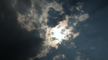 Fırtınayı geçmeden önce gökyüzünde kara bulutlar oluşur. Doğa gökyüzü arkaplanı.