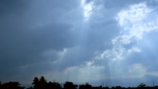嵐を超える前に空の上に黒い雲が形成される 自然空の背景 — ストック動画