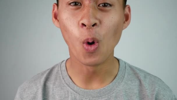 Close Gezicht Van Aziatische Tiener Guy Zeggen Oke Grijs Achtergrond — Stockvideo