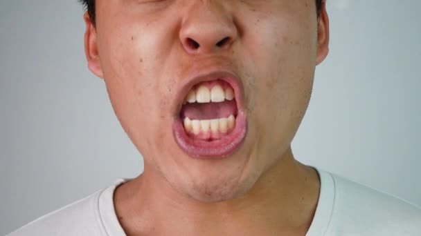 Zblízka Tvář Asijských Mužů Bílém Tričku Naštvaný Křičet Zatraceně Tím — Stock video