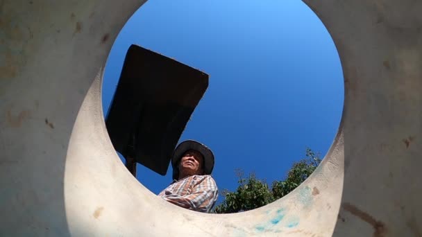 亚洲农民把干稻种放在水桶里 放在晴朗的天空背景下 — 图库视频影像