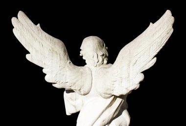 Kara arka plandaki savaştan önce ölüm meleği.