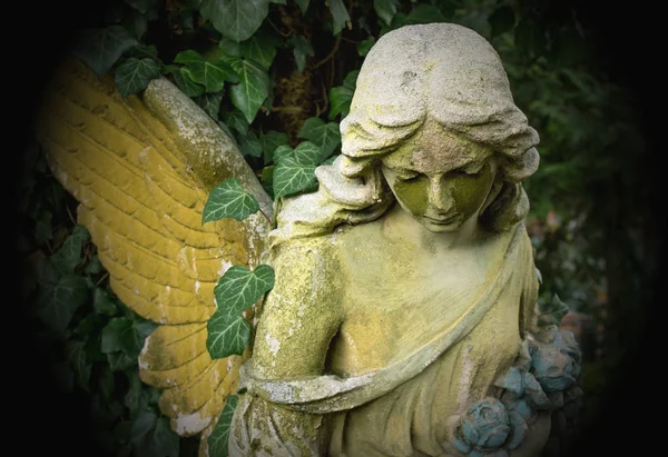 彼女の腕に花輪を持つ若い女の子のイメージの死の天使 — ストック写真