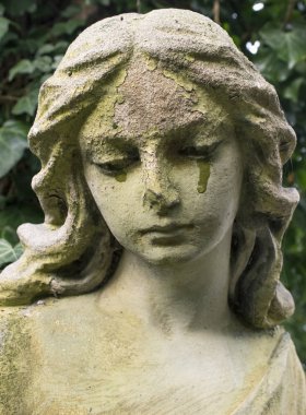 Merhametli bir kadın melek. İyi ve kötü.