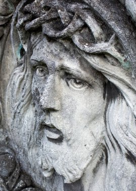 İsa çarmıhta acı çekiyor. Dikenli taç